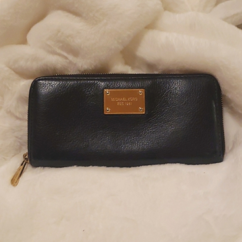 Michael Kors Leather zippered wallet in Navy Blue with Gold